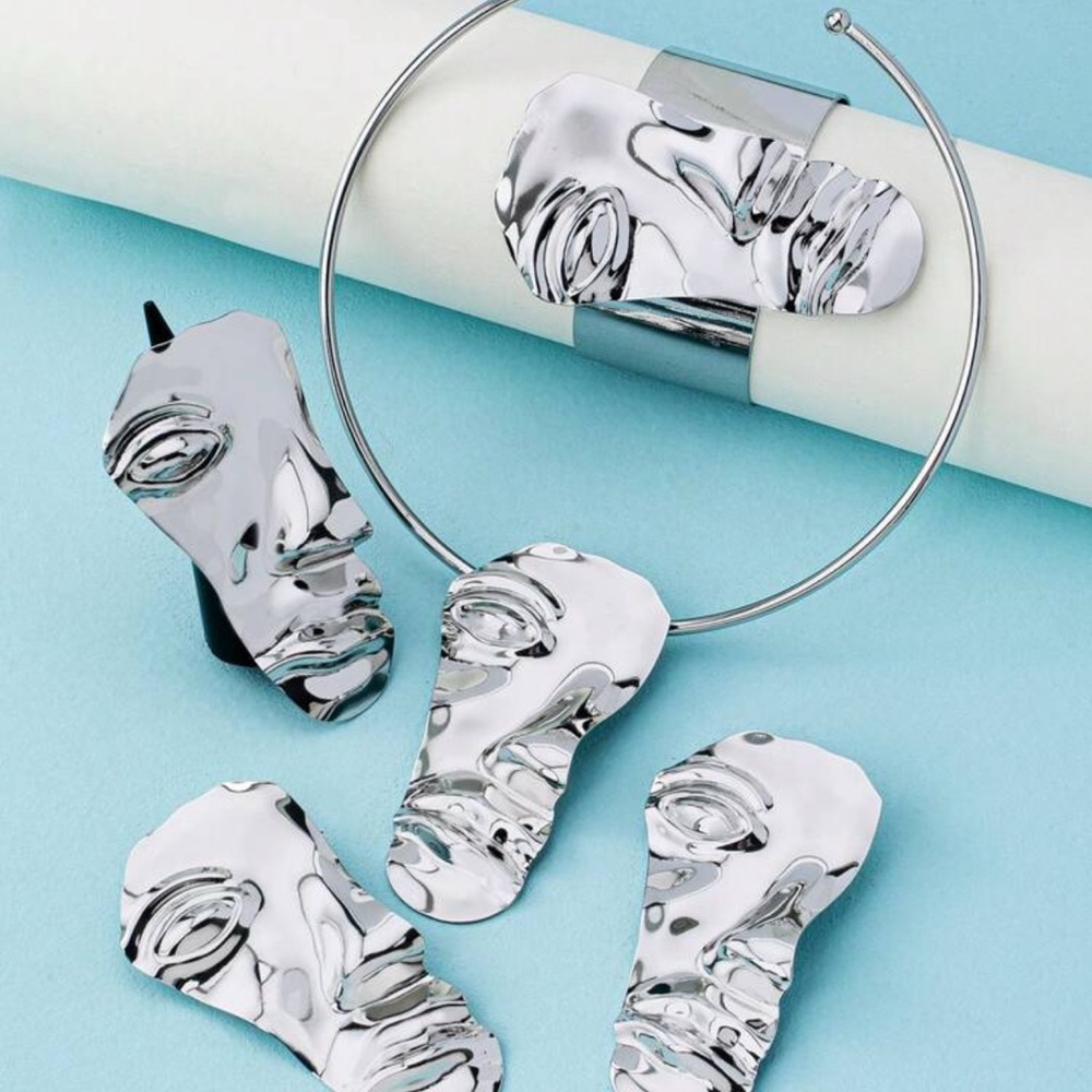 Elegant Silver Face Jewelry Set - Picture 2 of 3